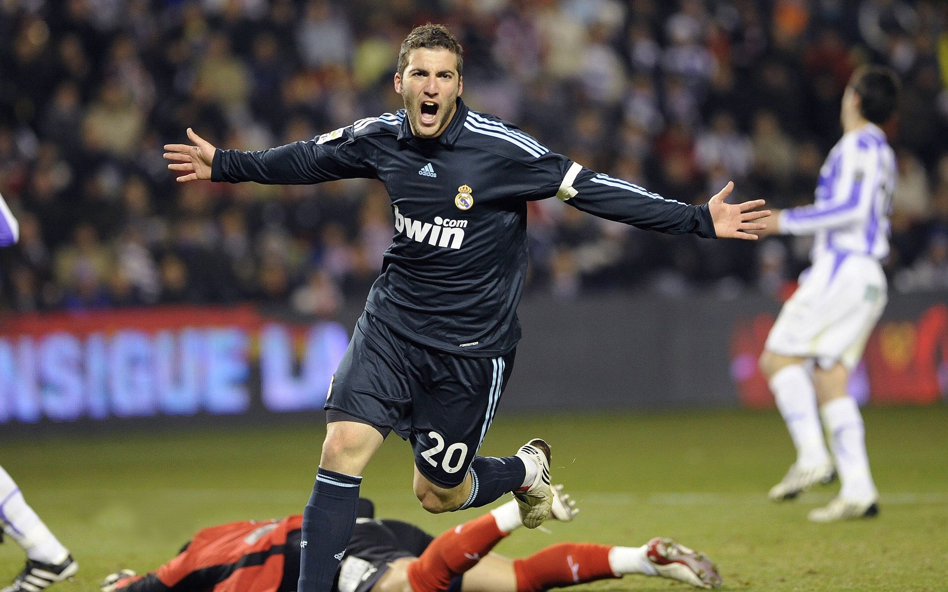 米兰双雄奋力争冠，意甲局势激烈